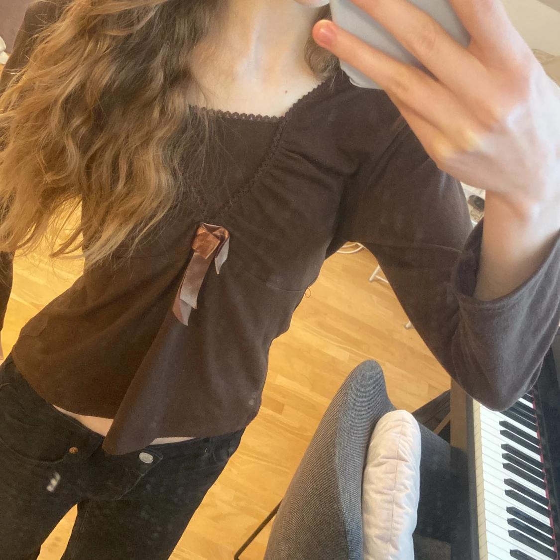 Brun långärmad topp med rosett