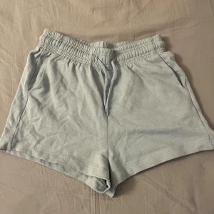 Mjukis shorts  - Två mjukisshorts från lager 157. Ett par ljusblåa och ett par ljusgröna. Används max 2 gånger. Köp båda för 150kr eller ett par för 60kr