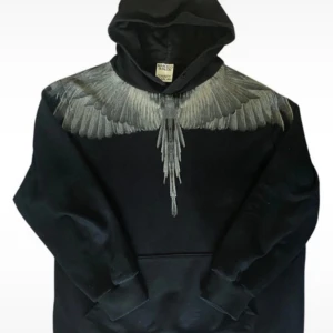 Marcelo Burlon Hoodie - Svart hoodie från Marcelo Burlon County of Milan med ikoniskt vingtryck i grått över axlar och bröst, samt på ryggen. Tröjan har huva och är tillverkad i 100% bomull. Perfekt för dig som vill sticka ut med en streetstyle vibe.
