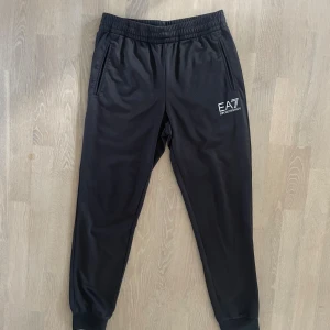 Emporio Armani träningsbyxor - Säljer nu dessa armani träningsbyxor då jag inte har särskilt stor användning för de! | Storlek S. | Riktigt skönt material och tjocka. | Fint skick. | Bedöm skick utifrån bilder! | Släng iväg en signal vid funderingar så svarar jag snabbt. |