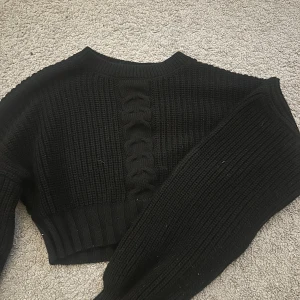 Svart stickad tröja från NA-KD - Säljer en svart stickad tröja från NA-KD i storlek XS. Kroppad och bra skick.