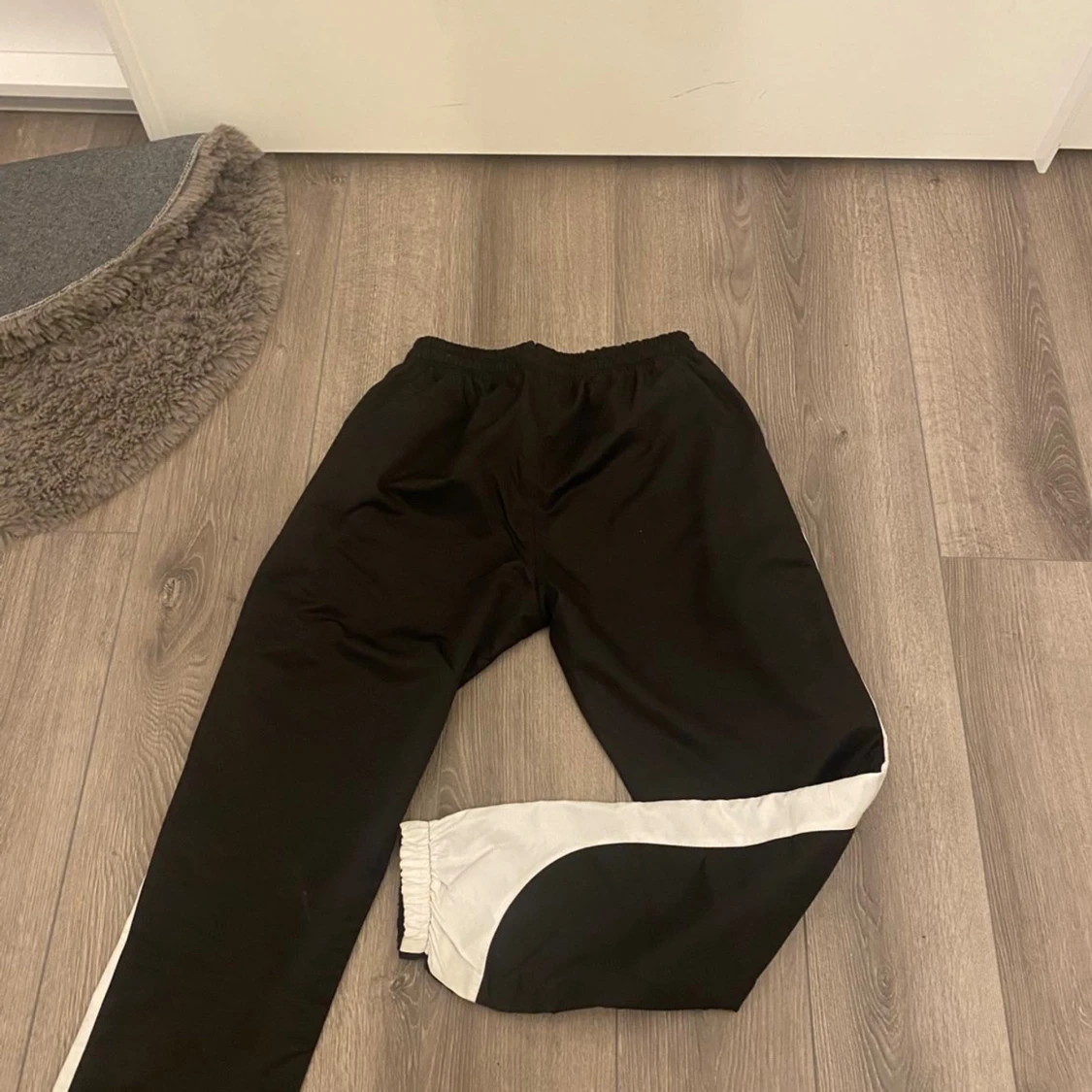 Svarta Lacoste mjukisbyxor med vita detaljer - 1