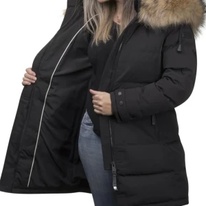 Svart vinterjacka med pälsluva - CECION AROSA . Säljer en svart vinterjacka med fluffig päls på luvan. Jackan är lång, har dragkedja och knappar framtill. 