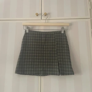 Rutig minikjol - Söt minikjol i gröna nyanser från Pull & Bear. Perfekt till hösten!😍