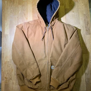 Carhartt Workwear Jacket - Tvär fet Vintage Carhartt work jacket. Snyggt solblekt med den perfekt boxiga passformen som man letar efter med dessa jackor. På taben står det att storleken är L men skulle säga att den är någonstans mellan en M och en L (modellen 193cm)