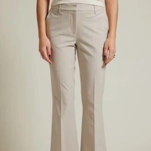 Beiga kostymbyxor med bootcut - Säljer kostymbyxor från julbok i storlek 40 använt en gång men tyvärr för stora därför jag säljer💕