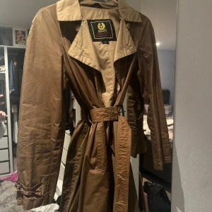 Belstaff trenchcoat - Säljer min Belstaff trenchcoat, storlek 42 men jag är xs-s och passar mig bra. 