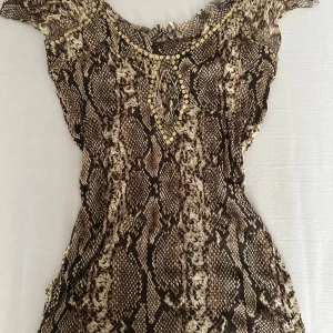 Snakeskin sequins mesh top - From the well known brand luisa cerano  Will fit M   Kolla gärna på mina andra mina andra annonser 