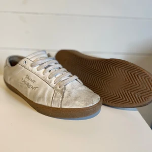 Saint Laurent skor - Säljer mina saint Laurent skor strlk 40-41, perfekta nu till vintern, byter gärna mot andra skor pris kan diskuteras😁✅