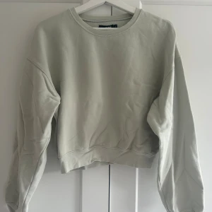 Ljusgrön sweatshirt - Säljer en ljusgrön croppad sweatshirt