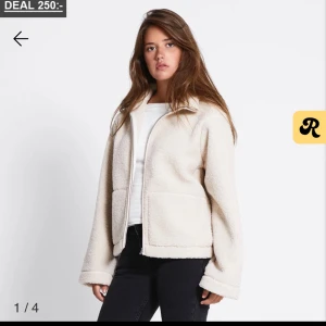  teddyjacka  - Vit Teddy jacka ifrån lager st L. Jag är en xs och den sitter overzized på mig (vilket jag vill) och den är super snygg. Liten i storlek!