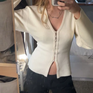 Cardigan  - Säljer denna snygga tröjan ifrån Gina tricot, än så länge ett ganska högt pris då jag är lite osäker på om jag vill sälja den men lägger ut för intressekoll! Finns ej att köpa längre, syns inte att den är använd alls! Strl xs och jag är 165!