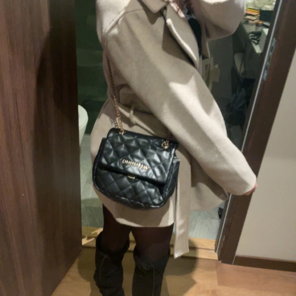 Beige kappa med bälte och  krage - 1