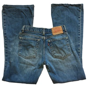 Vintage medelhöga blåa bootcut jeans, Levi’s  - Utsvängda jeans från Levi’s! 100% Bomull, medelhöga, Midjemått 74,5cm (rakt över 36cm) Innerbenslängd 77cm Grenhöjd 21cm, (OBS! Liten fläck finns på vänster ben se sista bild, & första bilderna är tagna snett uppifrån så dem ser mer lågmidjade ut än vad dem är)