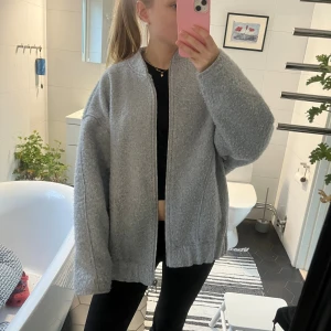 Zara grå teddy bomberjacka - Såå nice bomberjacka från Zara som är så populär och inte går att köpa längre! 🩷