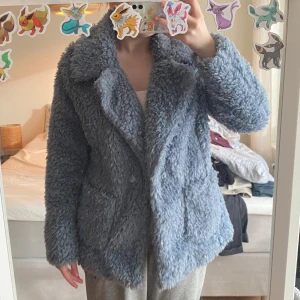 Blå teddyjacka🐻 - Mysig blå teddyjacka från H&M i storlek M. Jackan har stora fickor framtill, bred krage och är tillverkad i ett fluffigt teddy-material som känns supergosigt. 