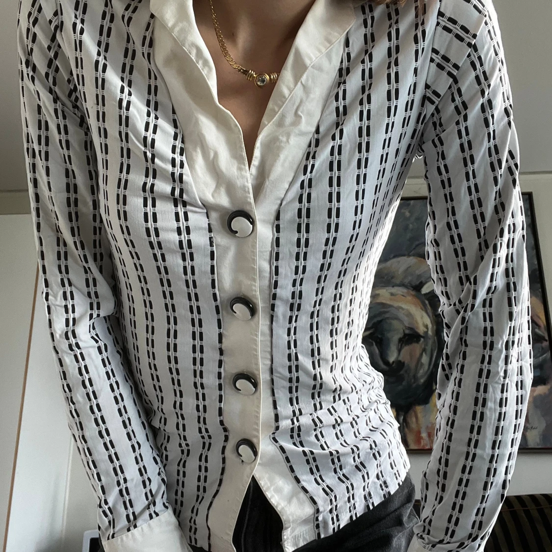 Vit och svart randig skjorta med stora knappar
