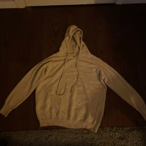 Beige hoodie med snörning och huva Marinoull  - Snygg beige hoodie med huva och långa snören framtill. Tröjan har långärmade ärmar och ribbade muddar vid ärmslut och nederkant. Perfekt för chill dagar och enkel att matcha med jeans eller mjukisbyxor. Passar ungefär 160-170cm lång säljs pågrund av att den blivit för liten. Pris kan diskuteras vid snabb affär 