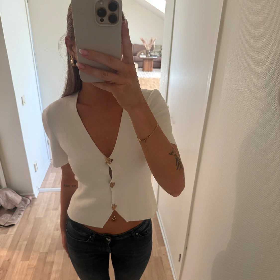 Vit topp med knappar