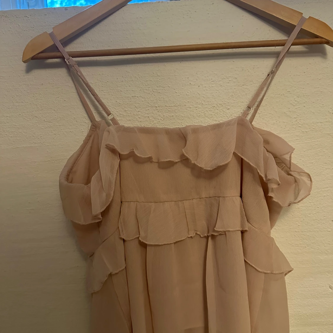 Beige volangklänning från Nelly - 1