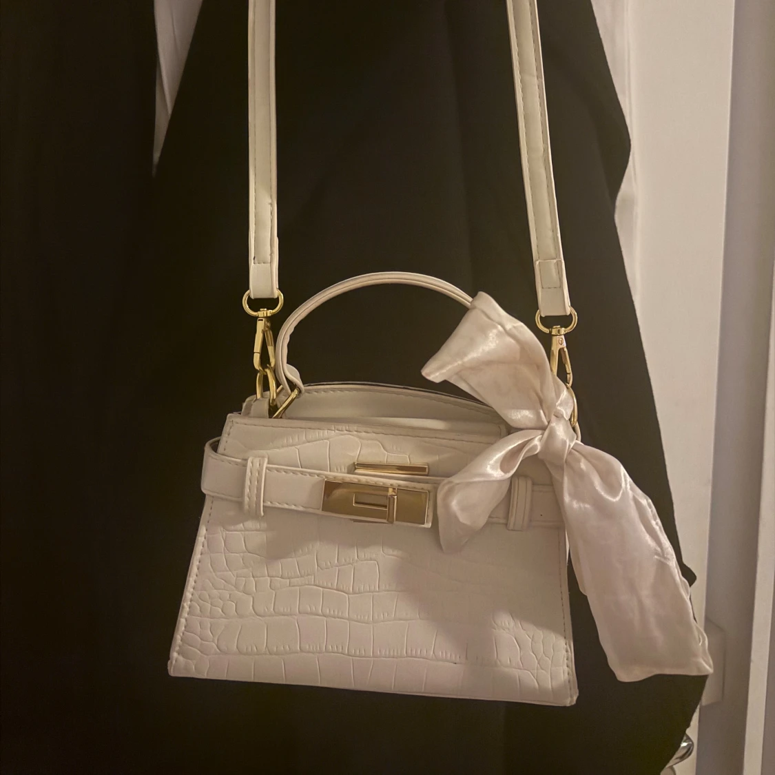 Vit axelväska med rosett och guldspänne - 1