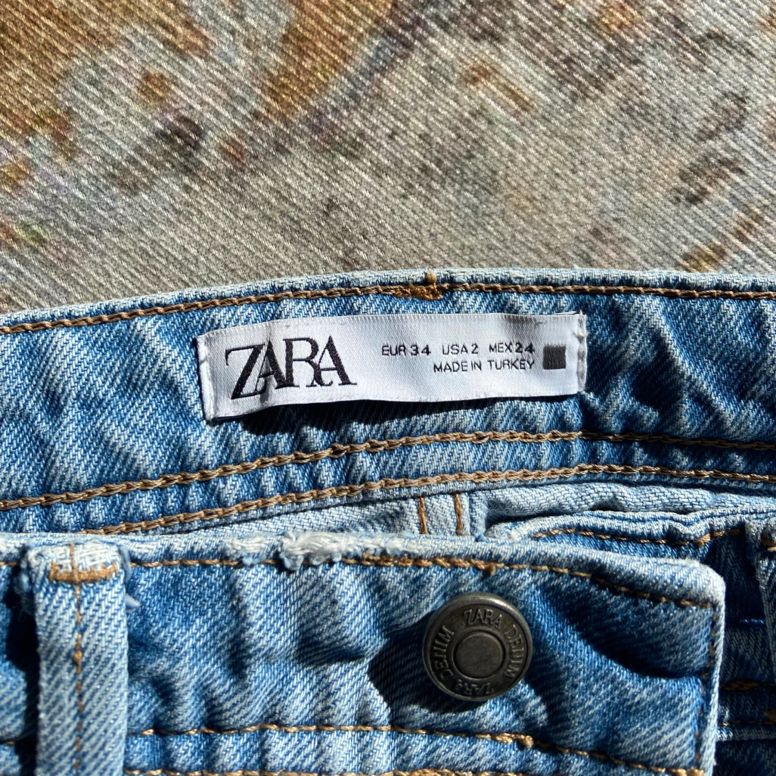 Blå jeans med slitningar - 2