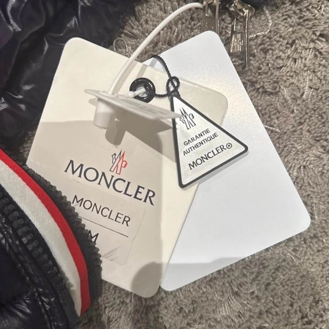 Mörkblå Moncler pufferjacka Storlek M - 1