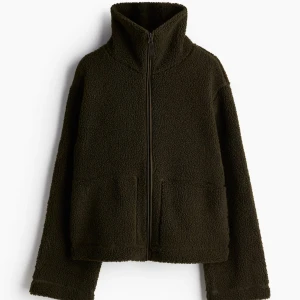 Mörkgrön teddyjacka med dragkedja - Mysig mörkgrön teddyjacka med hög krage och dragkedja 💕 perfekt för vintern ☺️säljer billigt!