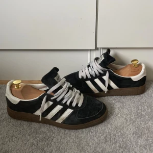 Adidas Sneakers - Otroligt snygga Adidas sneaker i storlek 42. | Relativt använda men mycket liv kvar! | Perfekta färgerna nu mot hösten och sitter otroligt skönt på foten. | Hör av er vid frågor!🌟