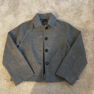 Grå kappa från Vero Moda XS - Snygg grå kappa från Vero Moda i storlek XS. Andvänd en gång därför i nyskick. Säljer då den inte kommit till andvändning. Har Fickor framtill. Skriv för frågor eller fler bilder 💕