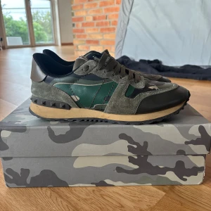 Valentino rockrunners - Säljer mina tvärfeta rockrunners. Riktigt nice skor, perfekt för dig som vill sticka ut ur mängden. Nice camoflage mönster i militärgröna. Allting medföljer. Skriv om frågor!