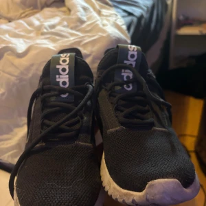 Hej säljer mina gamla adidas skor - Tjena säljer mina adidas skor p.g.a att de har blivit för små för mig. Storlek 41 inga hål märken eller skador. Har inte tvätta de men om när de är köpta så tvättar ja de innan jag skickar. Köpt för ungefär 1400 eller 1300, har använts typ 6-7 gånger kommer tyvärr inte ihåg modellnamnet. Priset kan diskuteras.