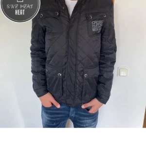 Svart jacka - Tjena, säljer en fet jacka i storlek M, skick 8/10 inga defekter. Skriv vid funderingar!