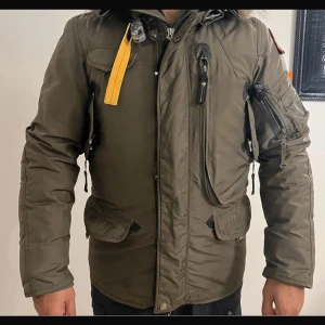 Parajumper jacka herr - Olivgrön vinterjacka från Parajumpers för herr. Varm och fin, använd men i väldigt gott skick. XS men passar en S! Sänker priset vid snabbaffär!