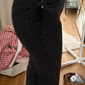 Svarta Perfect Jeans i storlek 40 - Säljer ett par svarta jeans från Perfect Jeans i storlek 40. Jeansen har klassisk femficksdesign, hög midja och en rak passform. Materialet är stretchigt jeans som sitter snyggt och bekvämt. Perfekta för dig som gillar en enkel och stilren look. Classic boot från Gina 