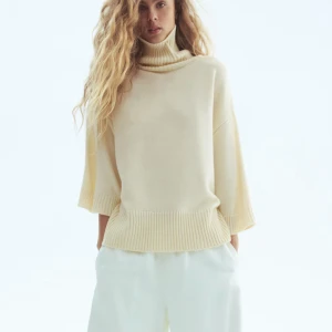 Beige polotröja med trekvartsärm - Slutsåld polotröja från hm, super snygg men kommer inte till användning. Har använt den en gång 