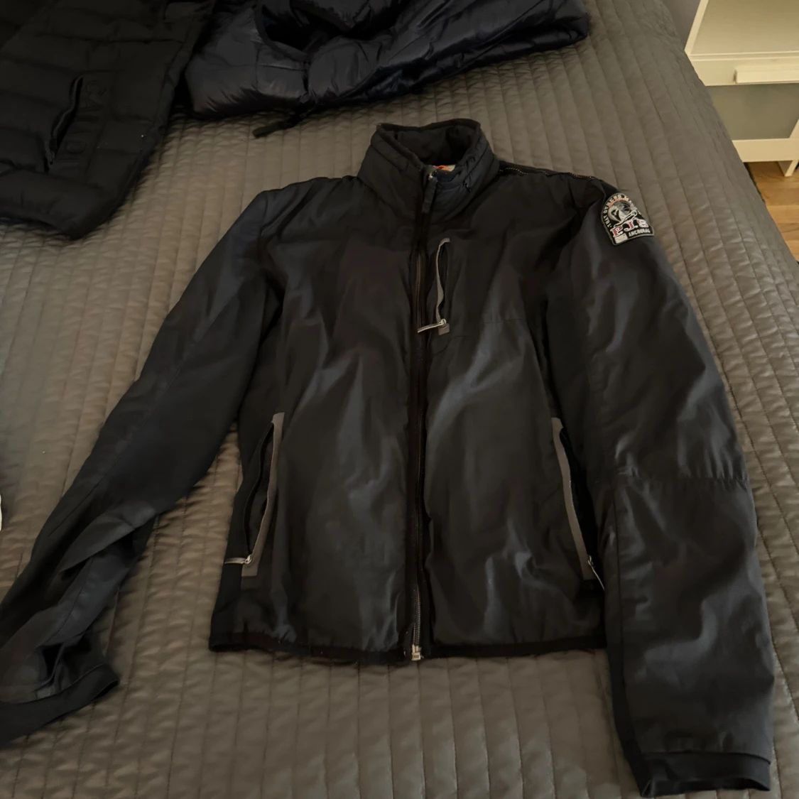 Svart vindjacka från Parajumpers M