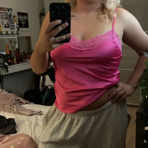 Rosa linne - Säljer en snygg rosa linnetopp med tunna axelband och spetskant vid urringningen. Aldrig använd!