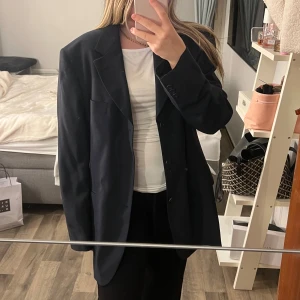 Svart kavaj  - Helt ny! Står ingen storlek men sitter som en L/XL