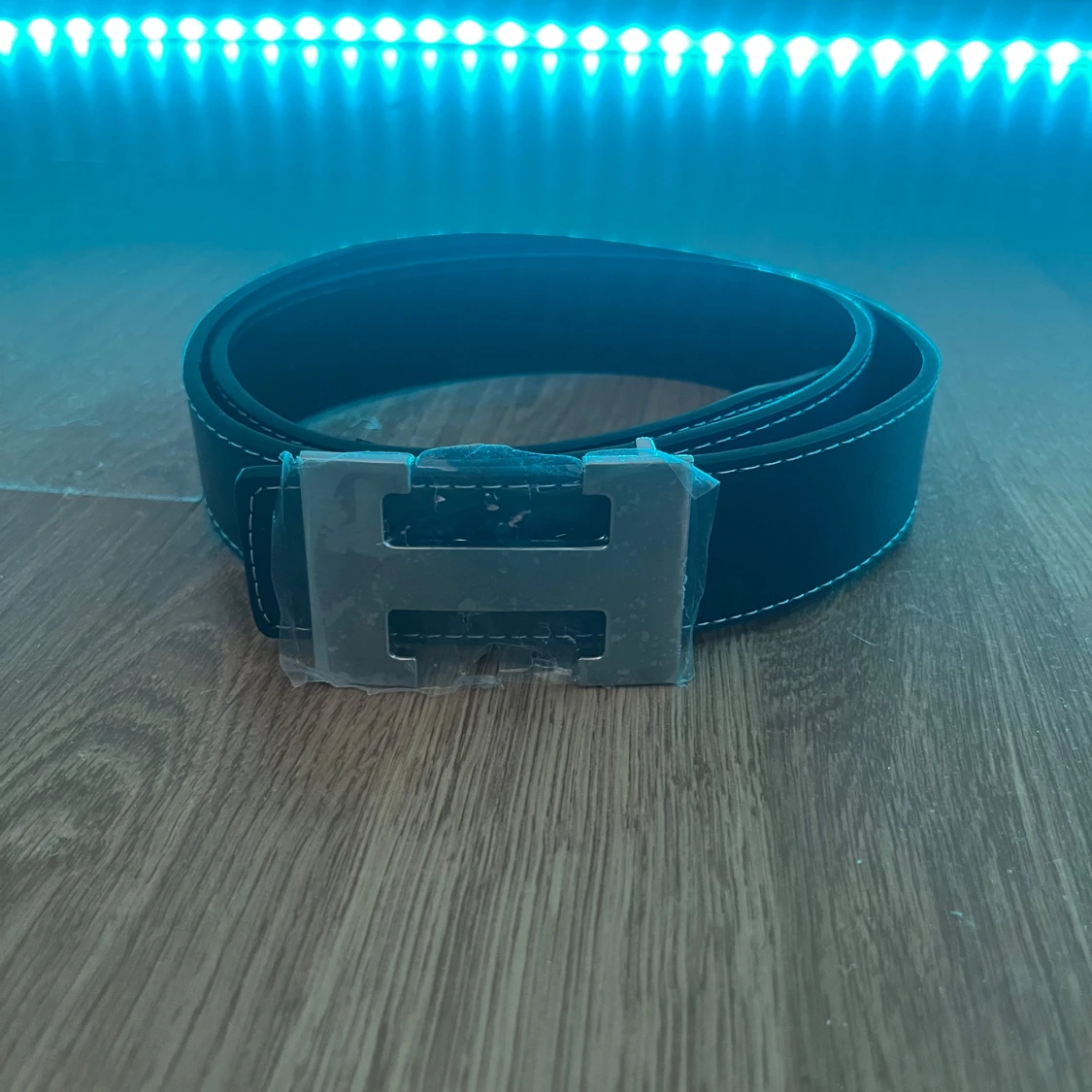 Blått skärp med H-spänne i silver