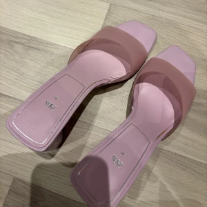 Klackar - Zara - Säljer dessa supersöta ljus lila klackar/sandaler? från Zara. Tror ej att de säljs längre. Köpte dom för cirka 2 år sedan. Använda max 3 gånger (Funkar utmärkt för personer som har det svårare att gå i klackar)