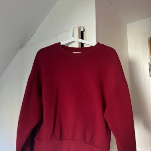 Vinröd sweatshirt från Gina Tricot XS - Vinröd sweatshirt från Gina Tricot, väldigt mjuk och oversized 