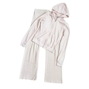 Juicy Couture Incredibly Rare Vintage Baby Pink Set - ♡ Incredibly rare vintage set from Juicy Couture in a very coveted beautiful light, baby pink colour. This is such a flattering set, and a super rare colour! ♡ The zip up is from very early Juicy Couture, 1999-2001. ♡ Pants waist: 35 cm ♡ Pants inseam: 77 cm ♡ The zip up fits like an S. 