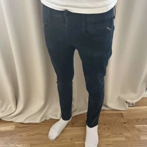 Replay Anbass w29 - Säljer ett par riktigt feta Replay Anbass jeans i storleken w29 och l32. Skriv vid minsta fråga!