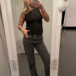 Topp - Hej! Säljer denna svarta topp som jag bara använt en gång, man knyter i ryggen