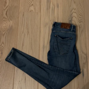 Blå Tiger of Sweden jeans strl 31/32 - Säljer ett par riktigt feta Tiger of Sweden jeans som är i riktigt bra skick priset är ej hugget i sten så kontakta gärna mig vid några frågor😁