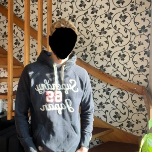 Superdry hoodie (strl S) - Säljer en Superdry hoodie, strl S. Perfekt för lite kyligare dagar🍂 Kom gärna med bud! Modellen är 181cm/70kg