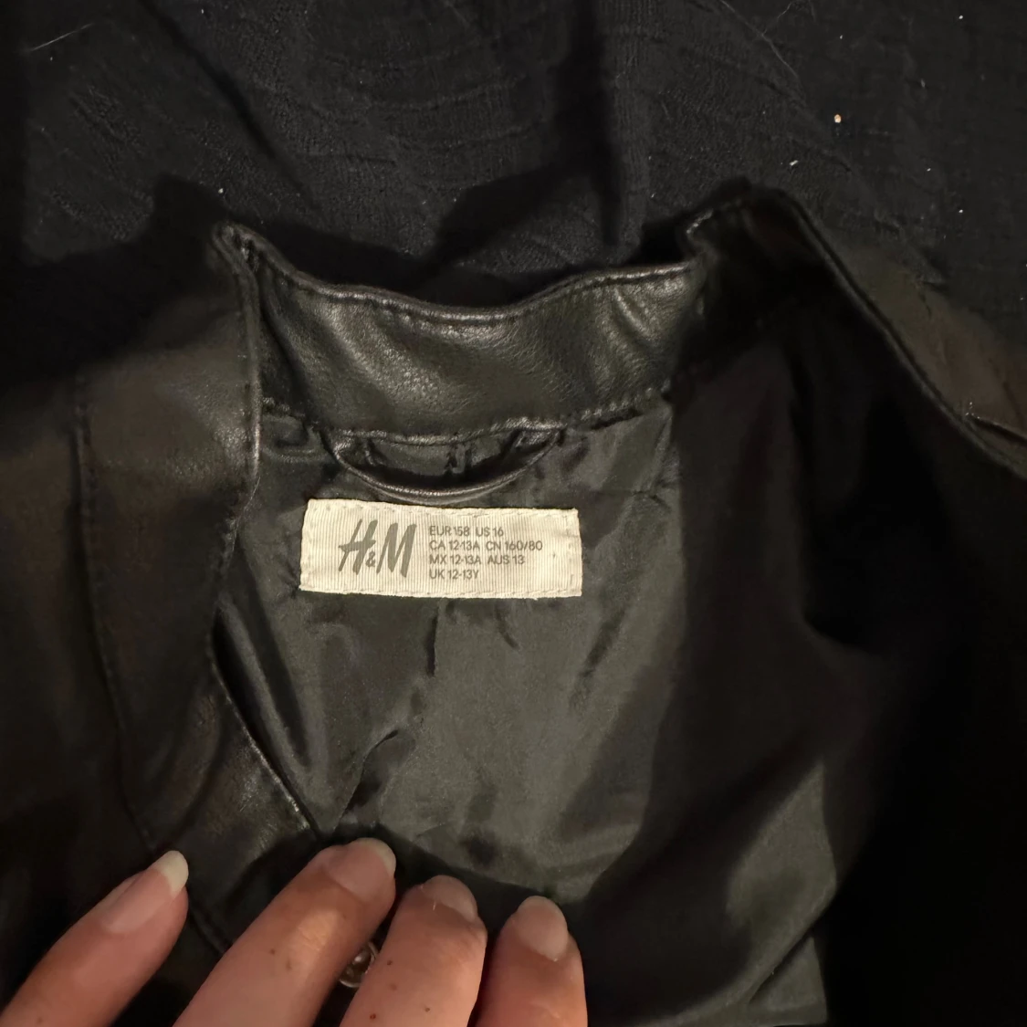 Svart skinnjacka från H&M med dragkedjor - 1