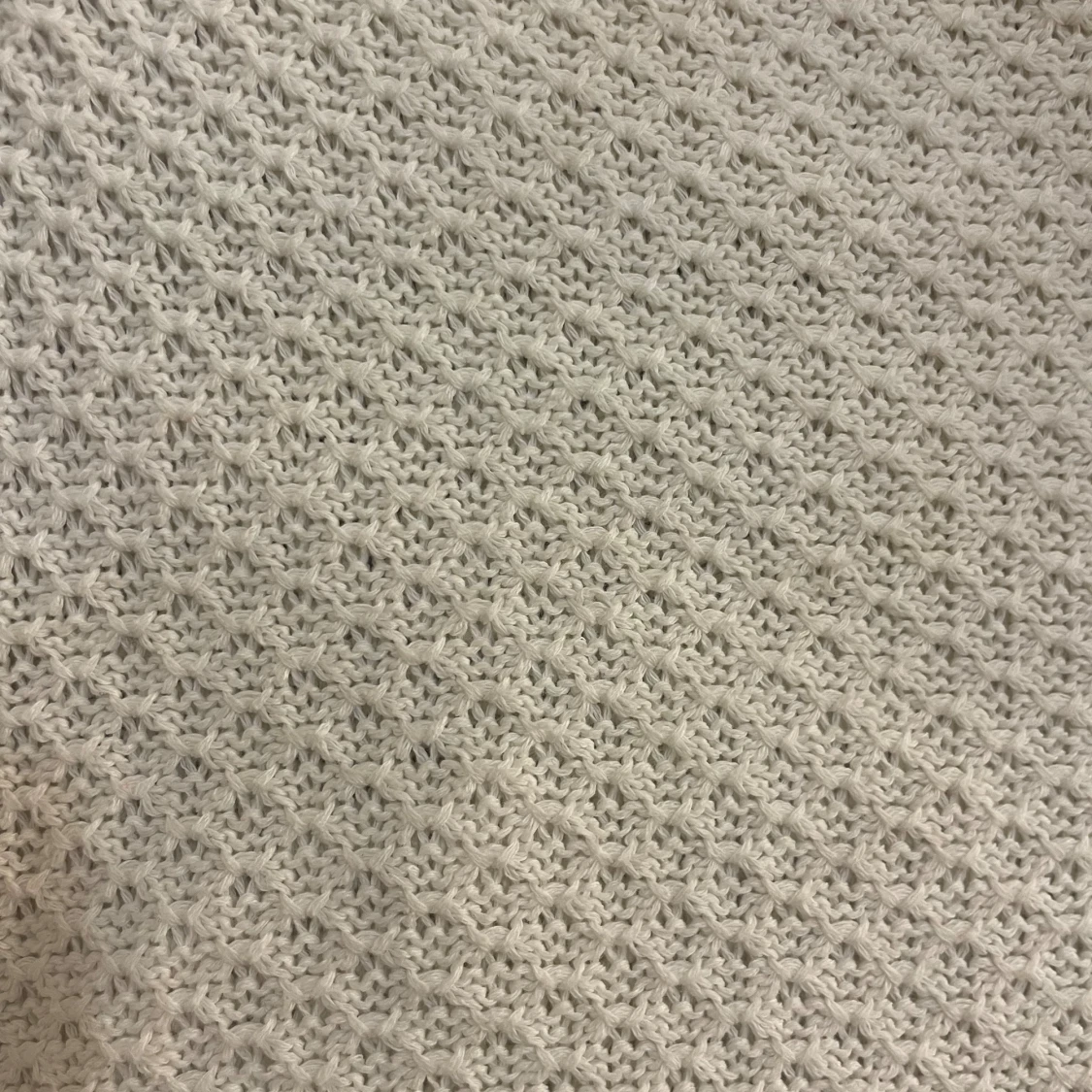 Vit stickad blus med volangärm - 3