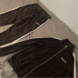 Svarta mjukisset från MAN med vita ränder - Gratis frakt!